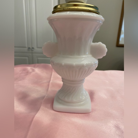 RARE VINTAGE WHITE MILK GLASS PERFUME BOTTLE WITH A SCREW CAP - Picture 7 of 8